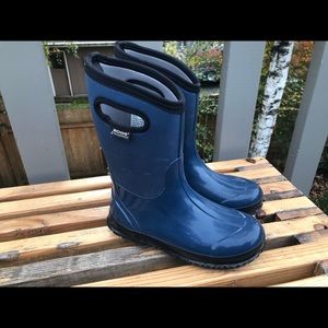 Youth Bogs size 6